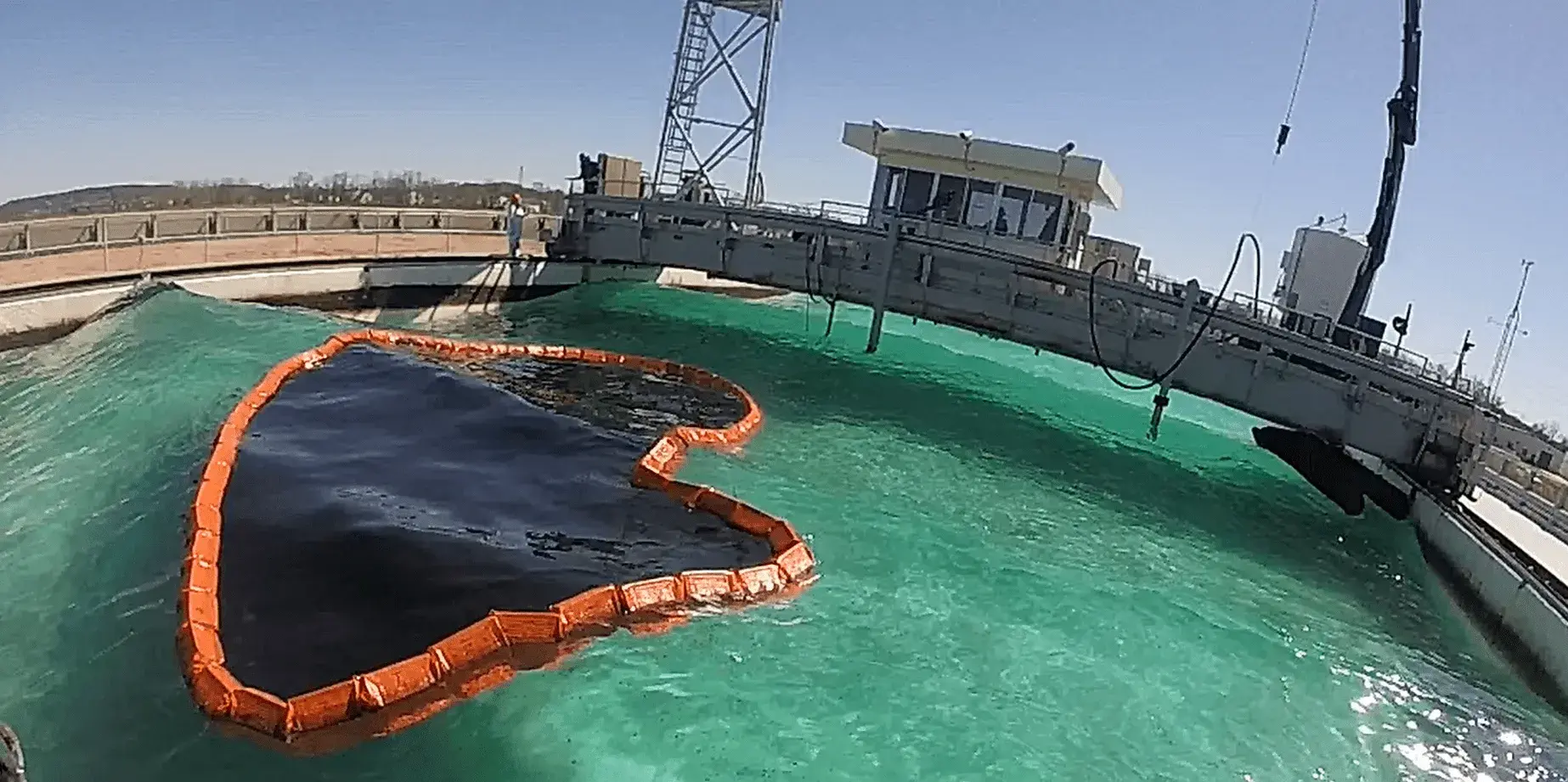 Barreras para control de derrames marítimos y terrestres