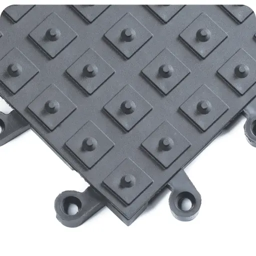INTEGRATED CLEATS